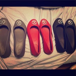 3 pairs of crocs flats size 10 (Grey/red/black)